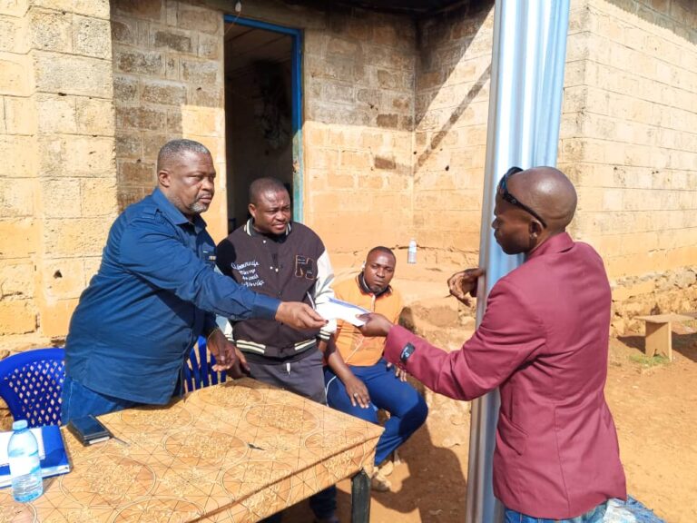 Mambasa : La SMEC vient de remettre 800 tôles et 500kg des clous à la chefferie des Walese Karo