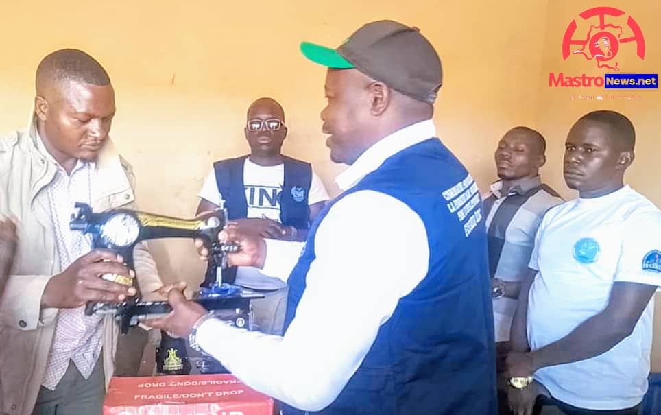 Ituri : La Fondation Saidi Shishombo offre des machines à coudre au comité territorial de Mahagi