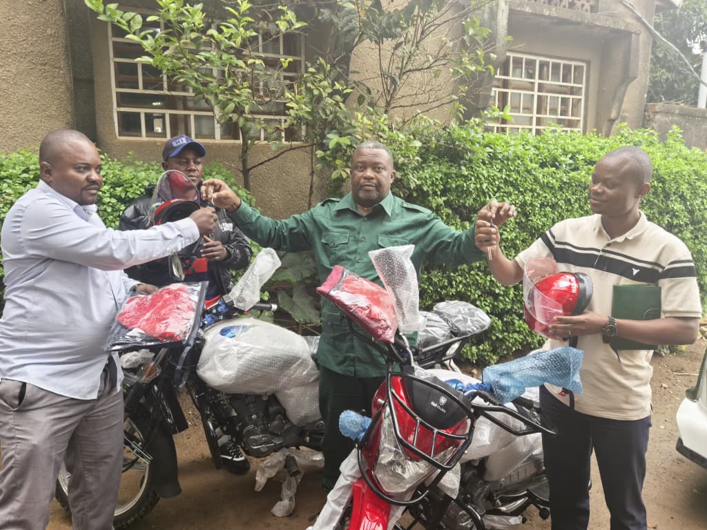 Ituri : SMEC SARL et Ding Sheng offrent deux motos et financent les études de 4 étudiants à la chefferie des Babelebe